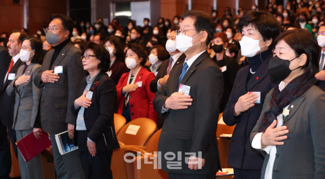 [포토]국민의례하는 정진석 비대위원장-이재명 대표