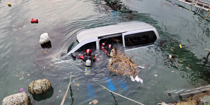 통영서 승합차 바다로 추락…1명 사망·6명 부상
