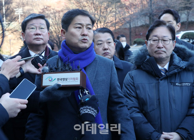 [포토] 서울중앙지법 앞 브리핑하는 김영배 의원