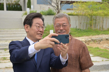 이재명, ‘도 넘지 말라’는 文에 “전적 공감…국민도 혀를 차”