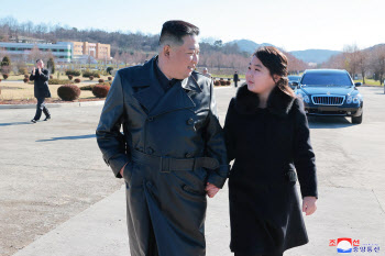 전문가 자존심 걸렸다…김주애 후계론 '이례적 신경전'