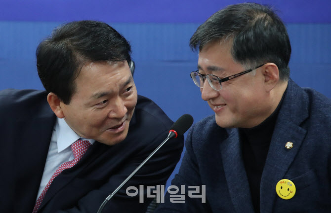 [포토]예산안 협상 재개, '대화하는 성일종-김성환'