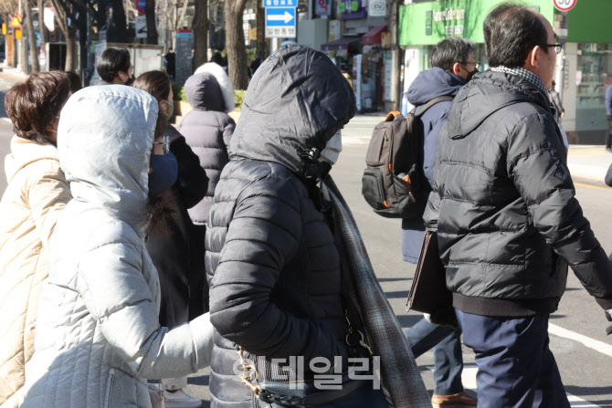 [포토]추위속에서 이동하는 시민들