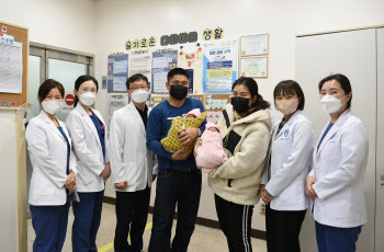 외국인 쌍둥이 미숙아,  건강한 모습으로 퇴원