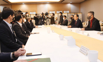 거시경제 전문가 간담회…"대외여건 악화시 내년 성장률 1%대 밑으로 하락"