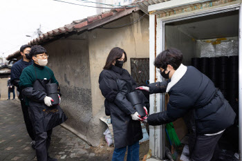 넥센타이어 임직원, 사랑의 연탄 나눔 활동 나서