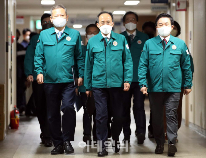 [포토] 브리핑실 향하는 추경호 부총리 및 관계장관들