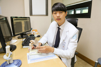 유난히 걷는 속도가 느려졌다면? '근감소증' 의심해보세요