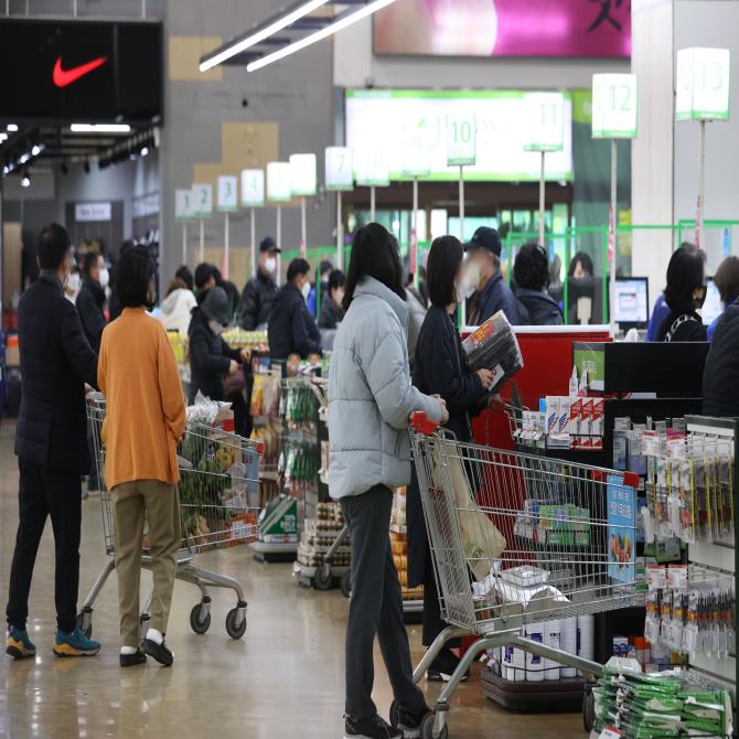 “중요한 건 꺾이지 않는 물가”…직장인 실질소득 5% 급감[밑줄 쫙!]