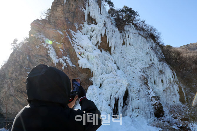 [포토]최강 한파에 인공폭포 '꽁꽁’