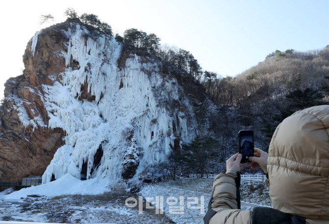 [포토]인공폭포 '꽁꽁’