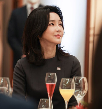 대통령실 "김건희 여사 건보료 '7만원'? 월급 200만원 받아"