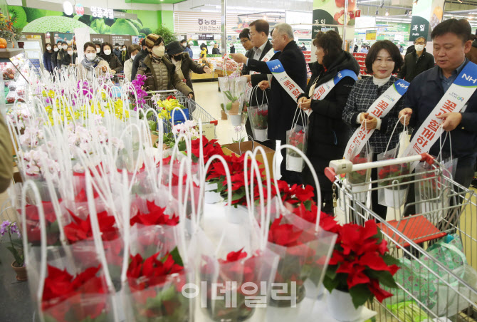 [포토] 농협유통 사랑의 꽃 나눔 행사