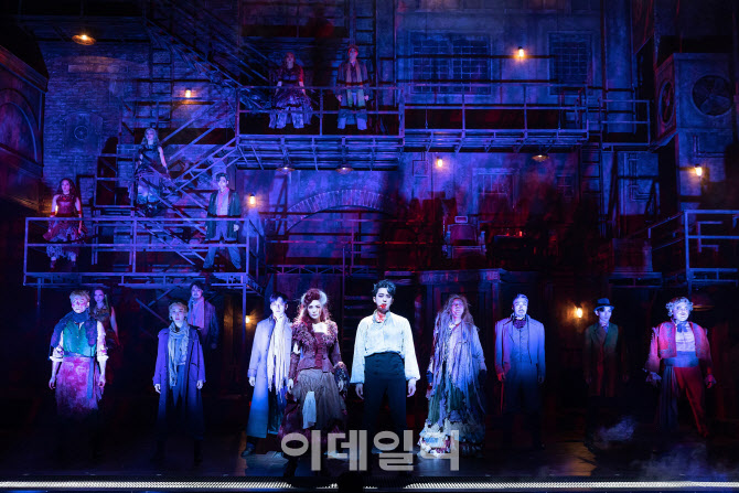 핏빛 뮤지컬 '스위니토드'는 어떻게 한국을 사로잡았나