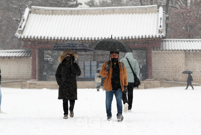 [포토]눈 덮힌 종묘 찾은 시민들