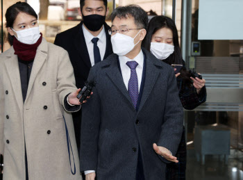 김만배 '자금줄' 막히나…측근 2명 오늘 영장심사