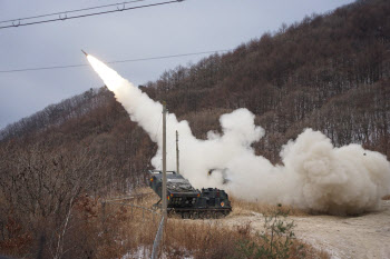 주한미군, 北 트집잡은 전방 포병 실사격 훈련 장면 공개