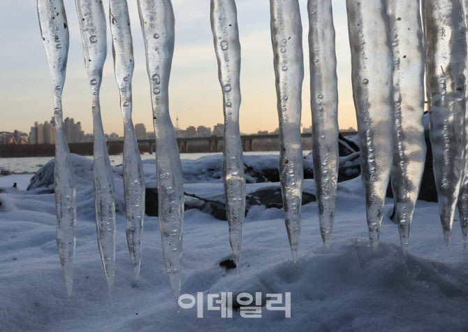 [포토]'한파특보에 얼음 꽁꽁'