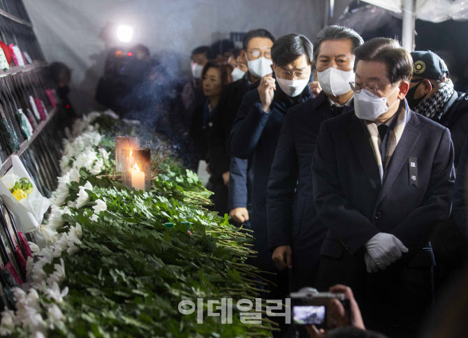 [포토] 시민분향소 조문하는 이재명 대표