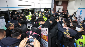 전장연, 내일부터 시위 지하철역 예고 안한다..."무정차 규탄"