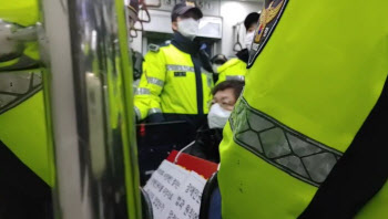 전장연 ‘기습시위’… 1호선 시청역에서 “무정차 맞대응”