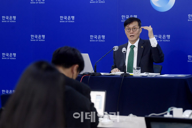 [포토] 물가 설명하는 이창용 한국은행 총재