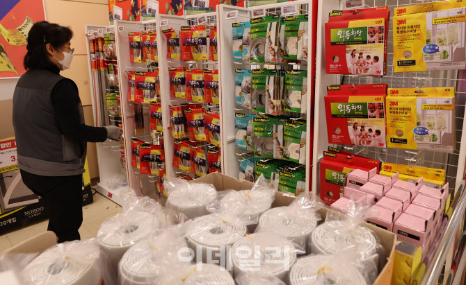 [포토]높아진 난방비 부담에…단열·보온용품 판매 '급증'
