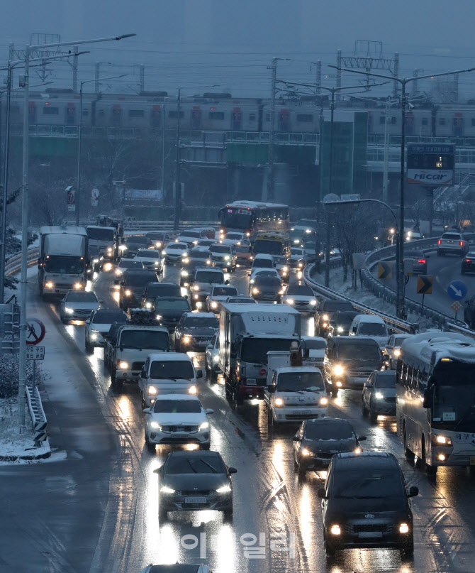 [포토]추위 잠시 물러났지만 '폭설'…출근길 교통 대란 우려