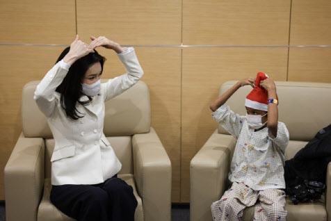 김건희 여사, 심장 수술 받은 캄보디아 아동 격려 방문…로타 "저의 은인"
