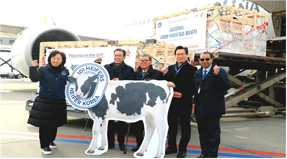 한국 젖소 101마리 네팔로…낙농 원조받던 韓 공여국 돼