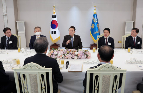 尹 "내년부터 지방 균형 발전 강력 추진할 것"