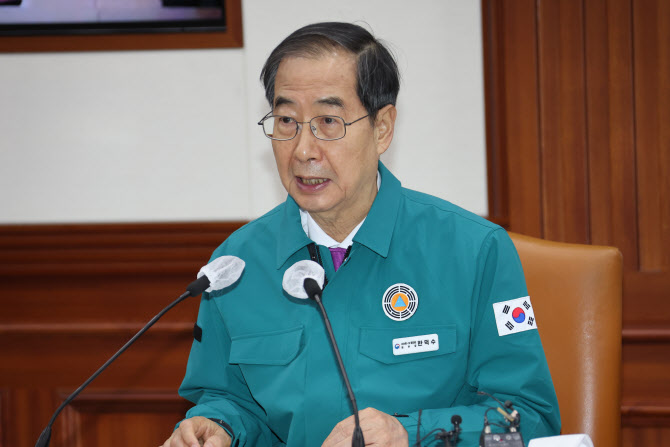 한 총리 “마스크 착용의무 완화, 네 가지 기준 중 두 가지 충족해야”(상보)