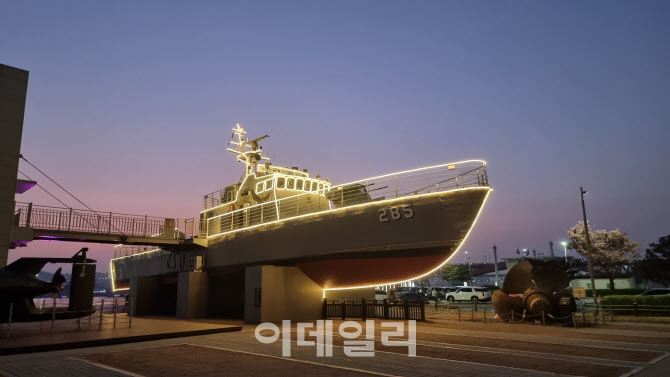 크리스마스에 망원 서울함공원서 즐기는 아름다운 캐럴 연주