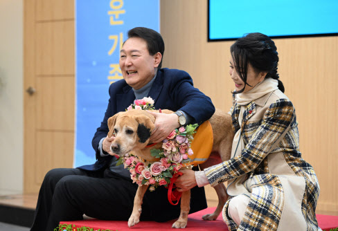 尹대통령 부부, 은퇴 안내견 ‘새롬이’ 입양