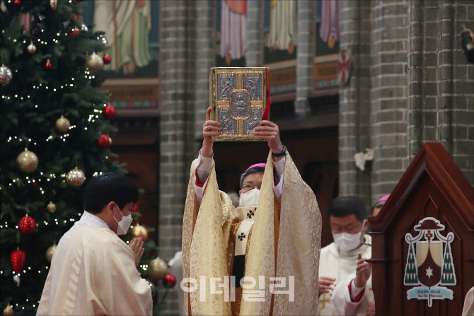 [포토]성탄미사 집전하는 정순택 천주교 대주교