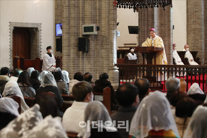 [포토]정순택 대주교, 주님 성탄 대축일 낮미사 집전