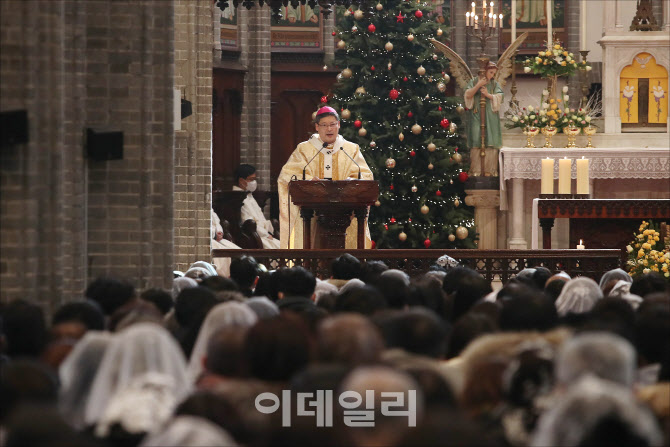 [포토]성탄 대축일 낮미사 집전하는 정순택 대주교