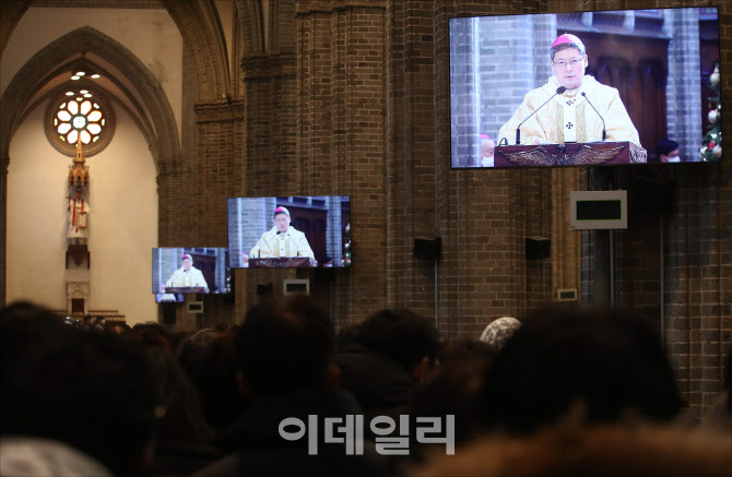 [포토]성탄 대축일 낮미사 집전하는 정순택 천주교 서울대교구장 대주교