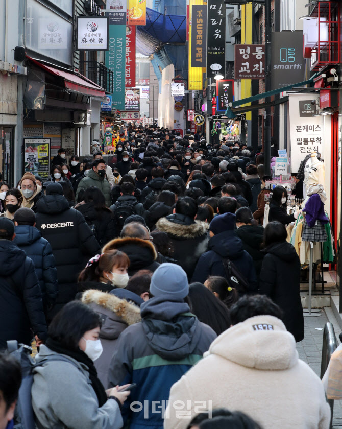 [포토]거리두기 없는 성탄절, 북적이는 명동거리