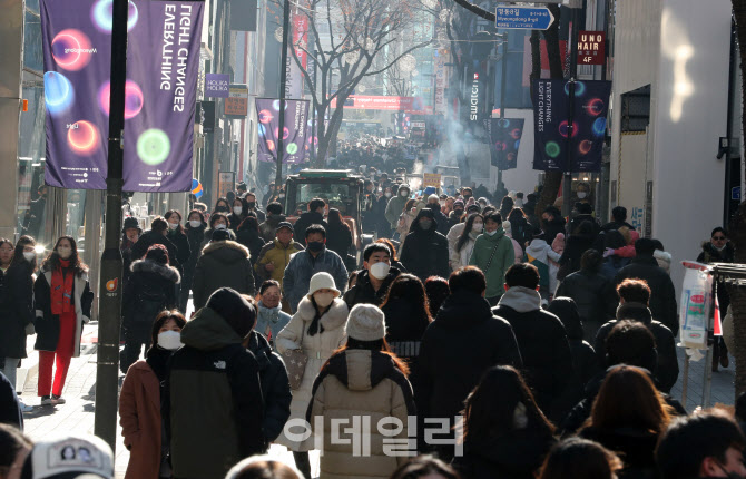 [포토]거리두기 없는 성탄절, 인파로 북적이는 명동거리