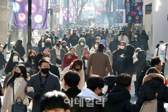 [포토]3년만의 거리두기 없는 성탄절, 인파로 북적이는 명동거리