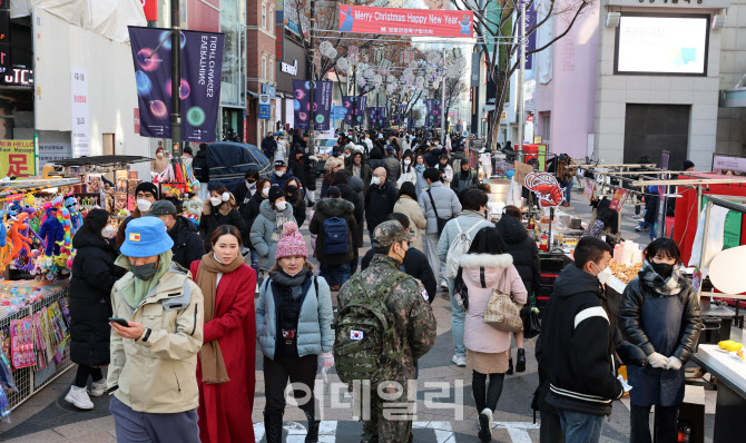 [포토]나들이 나온 시민들로 북적이는 명동거리