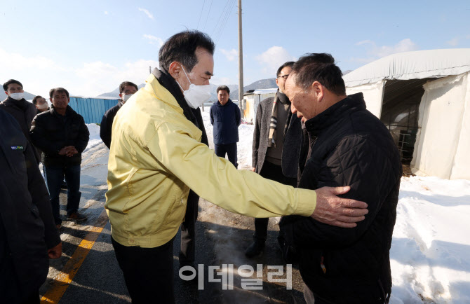 [포토] 피해 농업인 위로하는 이성희 농협회장