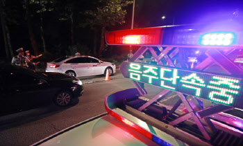 경찰관이 2㎞ 줄행랑… 시민 추격전 끝에 잡고보니 ‘음주운전’