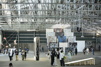 '2022 부산비엔날레', 英 미술지서 '세계 10대 전시'로 소개