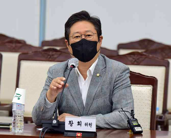 경찰, '대가성 후원금 의혹' 황희 피의자 신분으로 소환 조사