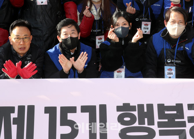 [포토] 행복공감봉사단, 개미마을에 연탄 2만장 기부