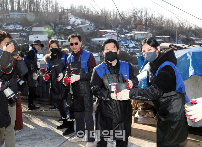 [포토] 연탄나눔 봉사하는 김소연 홍보대사