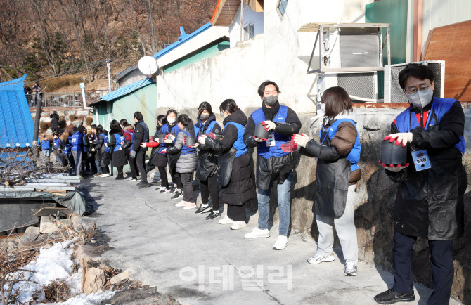 [포토] 개미마을 연탄 나눔 봉사