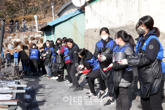 [포토] 행복공감봉사단, 홍제동 개미마을 연탄 나눔 봉사